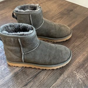 UGG Mini Classic size 7